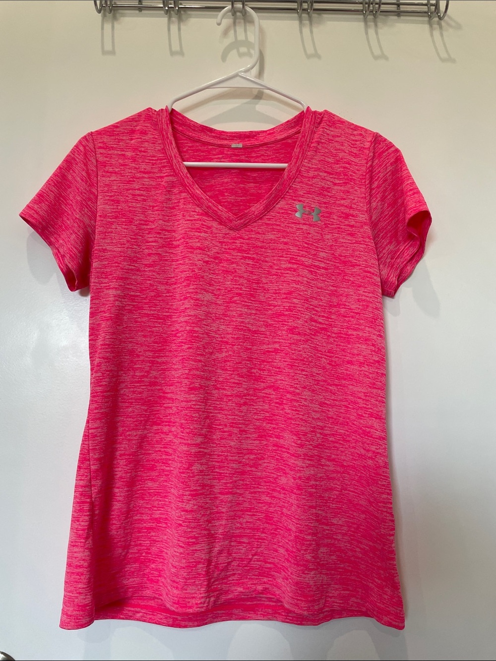 Under Armour Women’s Neon Pink Heather V-Neck Performance Tee